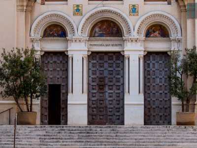 Ma � arrivato ora il momento di accedere all�interno di San Giuseppe. Saliamo alcuni gradini...
